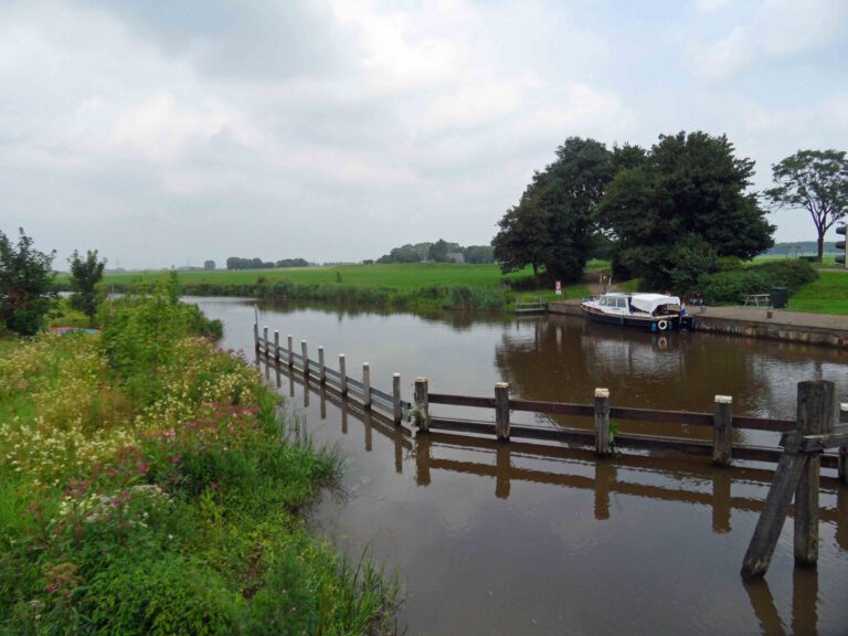 langs het water tijdens pieterpad etappe 2