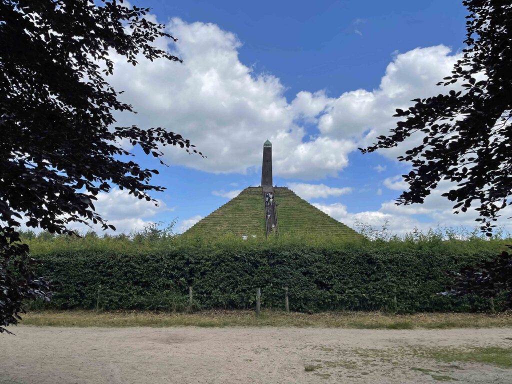 Wandelen bij de Pyramide van Austerlitz: alle wandelroutes en tips op een rij.